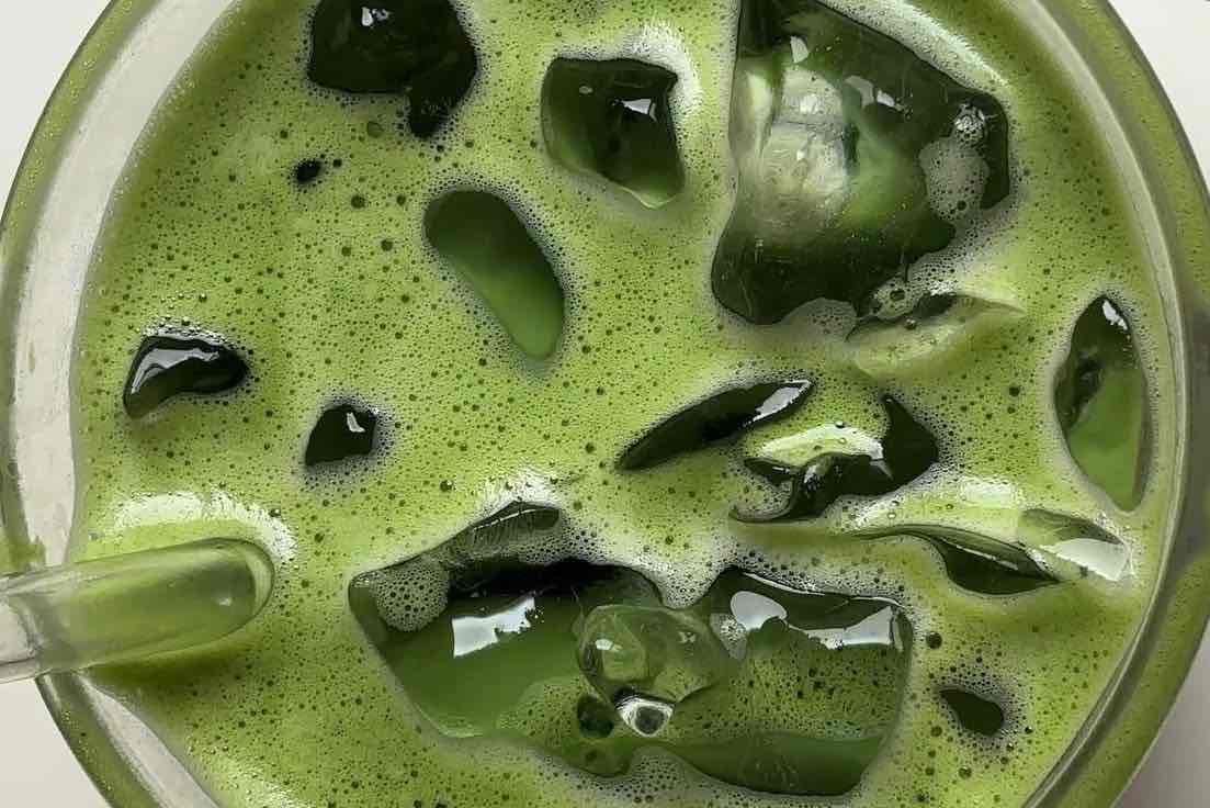 Boisson au matcha illustrant la collection de matchas ISARA