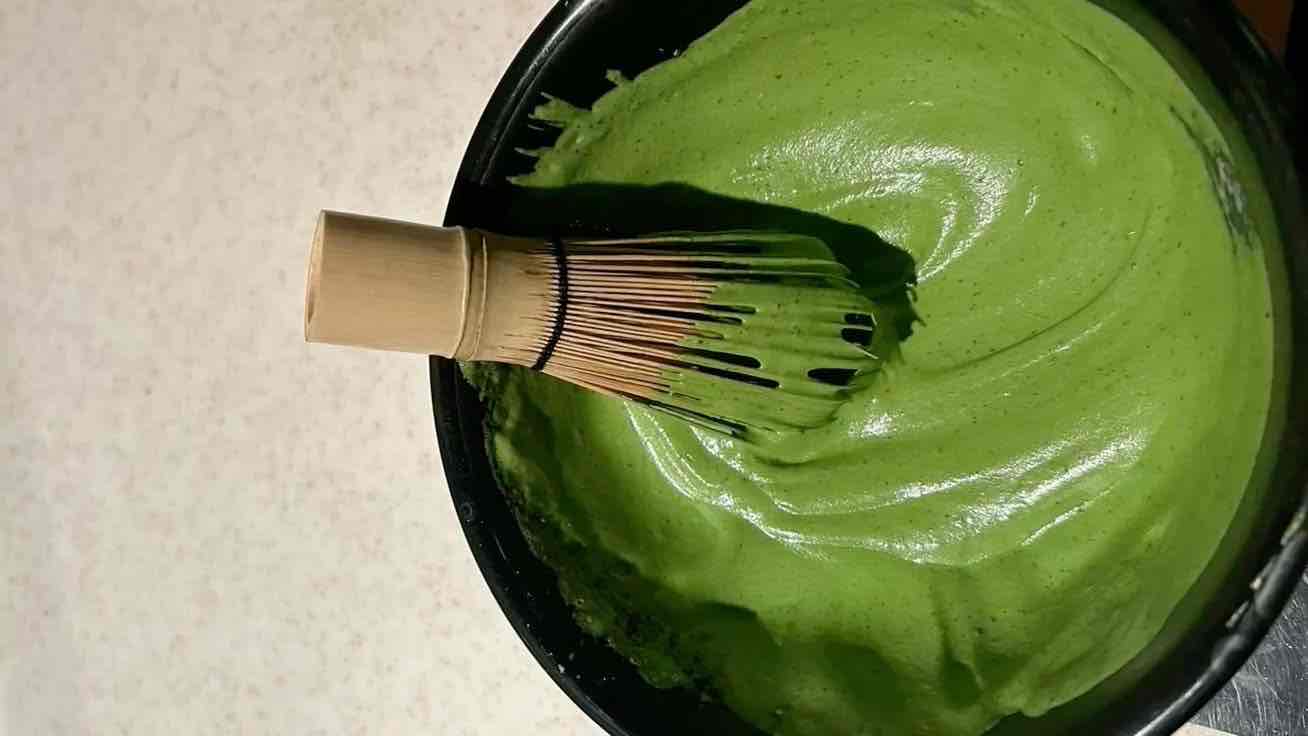 Préparation du matcha illustrant la page questions fréquentes ISARA