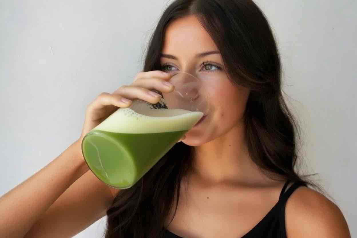 Moment de dégustation de matcha dans une routine quotidienne