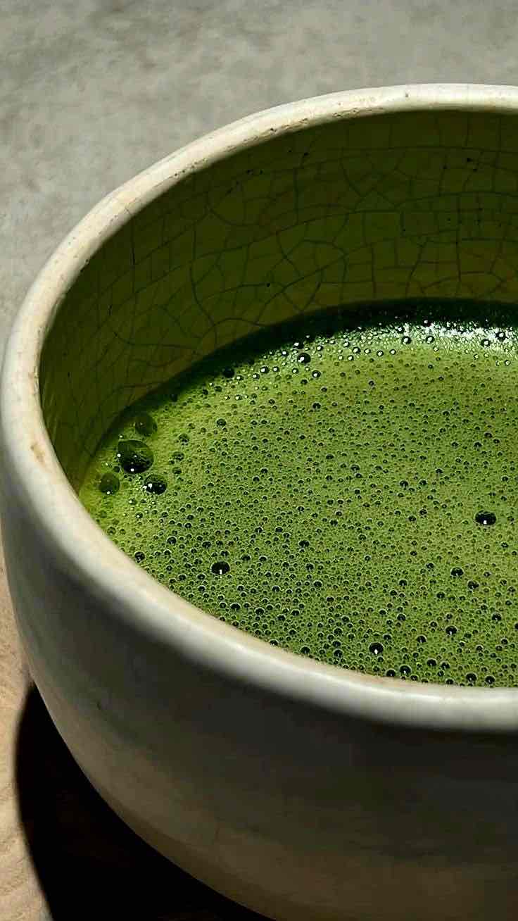 Bol de matcha à la mousse fine illustrant une qualité cérémonie