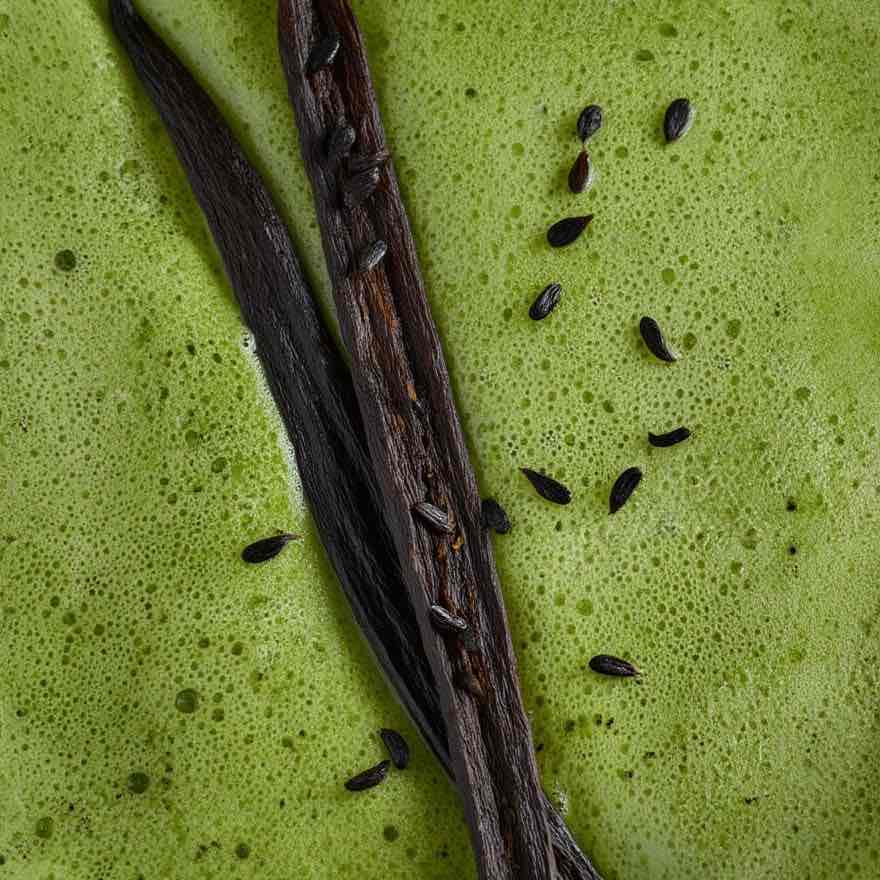 Gousse de vanille sur mousse de matcha
