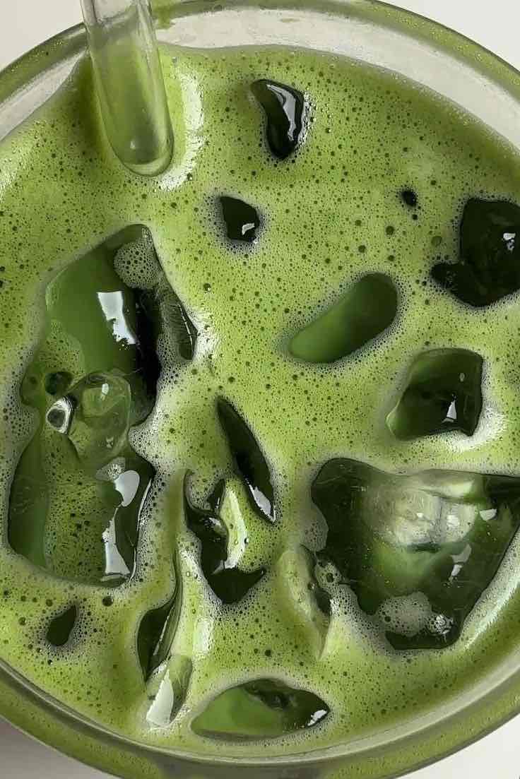 Matcha glacé illustrant l’univers et les valeurs de la marque ISARA